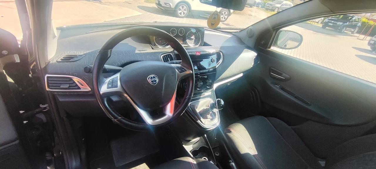 Lancia Ypsilon 1.2 69 CV 5 porte Silver Elefantino Rosa
