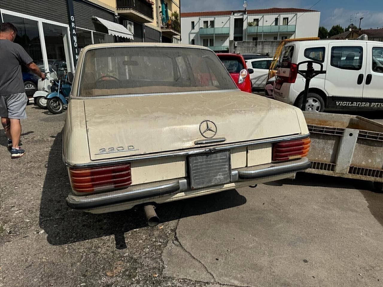 Mercedes-benz 200 Mercedes-Benz 200 D (W115) – Anno 1972