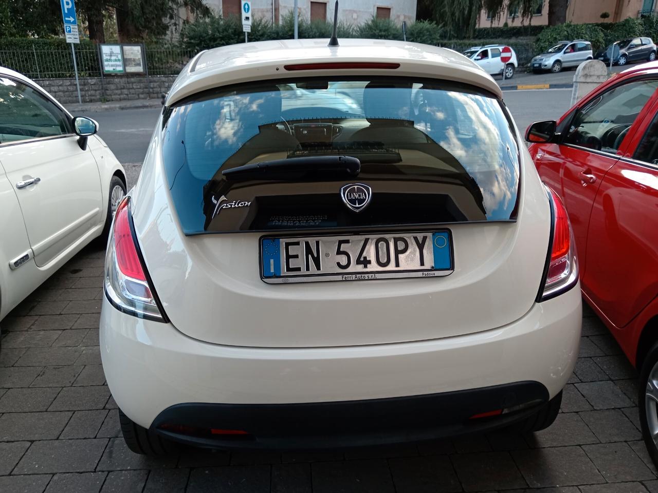 Lancia Ypsilon 0.9 TwinAir 85 CV 5 porte Metano Ecochic Silver