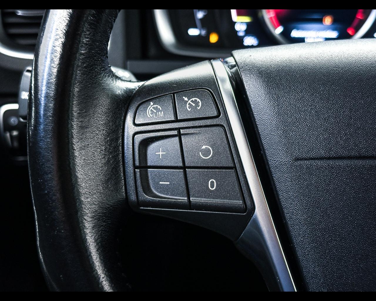 VOLVO V60 CC (2015-2018) - V60 Cross Country D3 Geartronic Busines