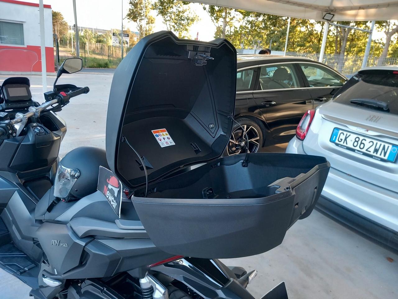 Honda ADV 350 grigio opaco +bauletto