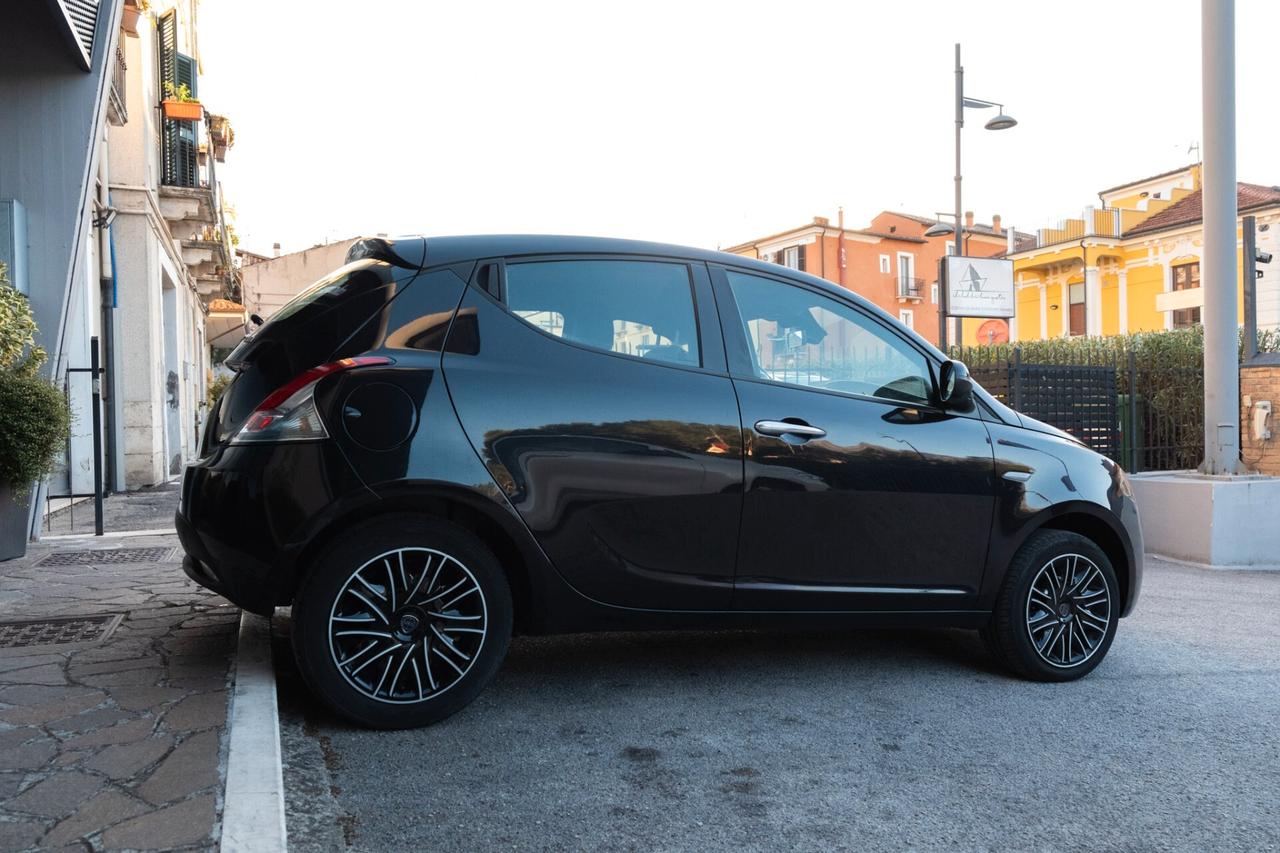 Lancia Ypsilon 1.0 Hybrid Silver Plus 70 CV
