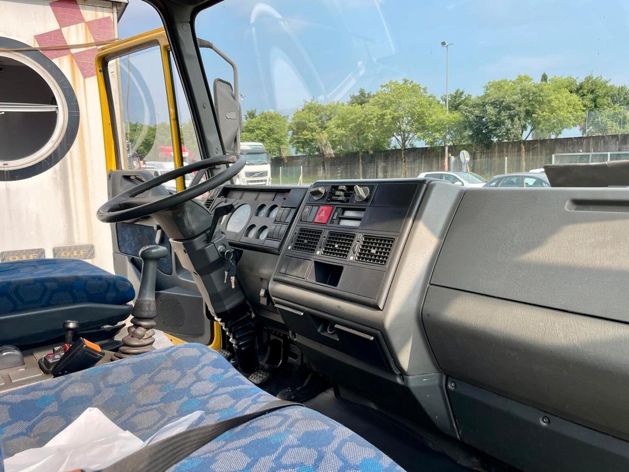 IVECO EUROCARGO 75E14 TRILATERALE + GRU FERRARI 540 A3