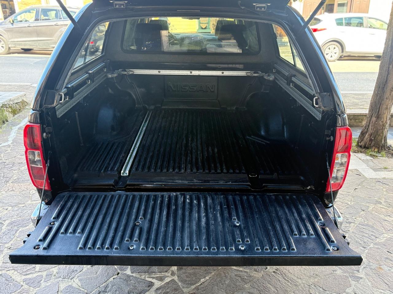 Nissan Navara 2.5 dCi Double Cab PICK UP HARD TOP