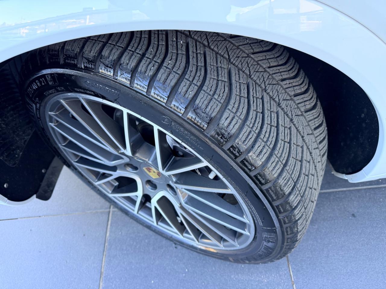 Porsche Cayenne 3.0 V6 white edition tetto apr