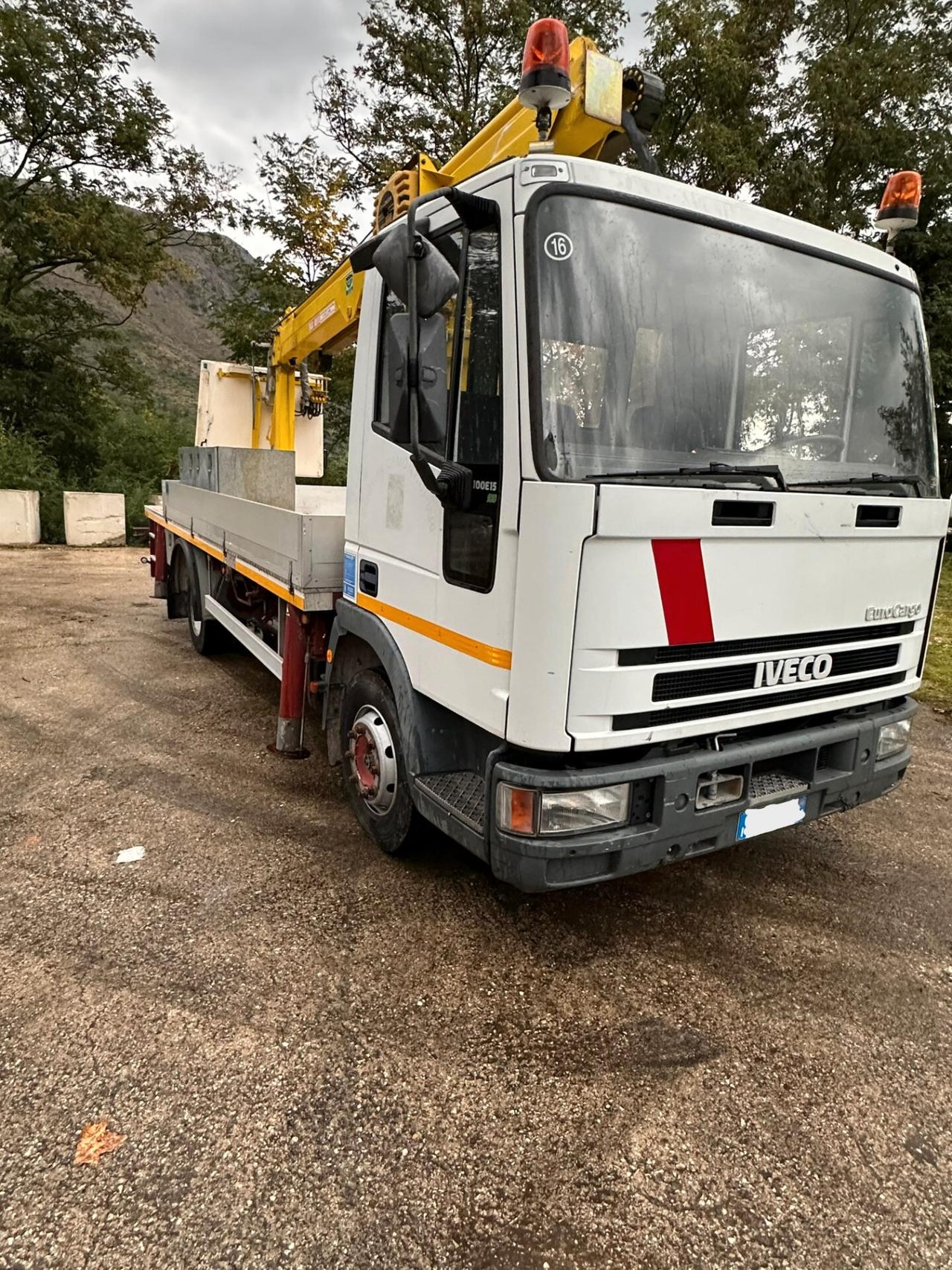 Iveco Eurocargo 100E15 con Cesta