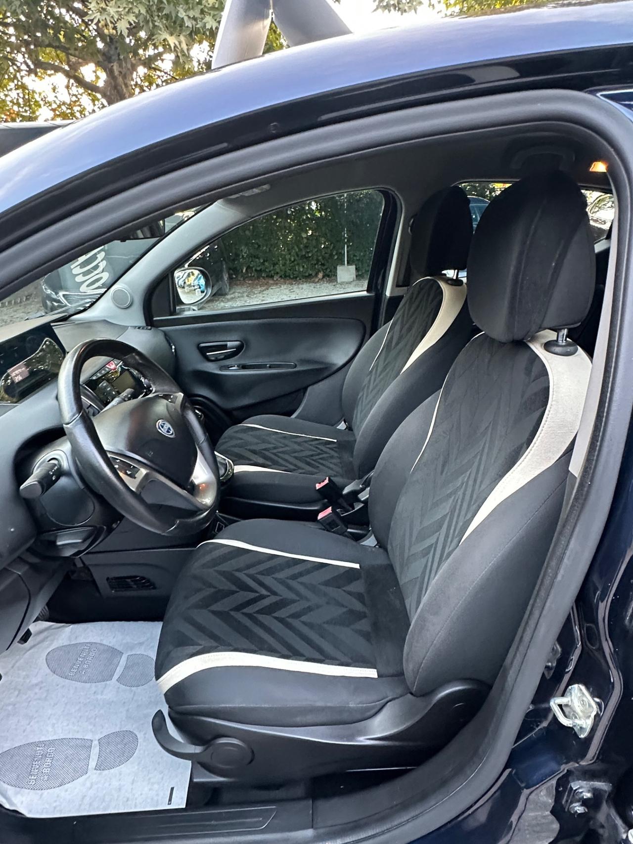 Lancia Ypsilon 1.2 69 CV 5 porte Silver
