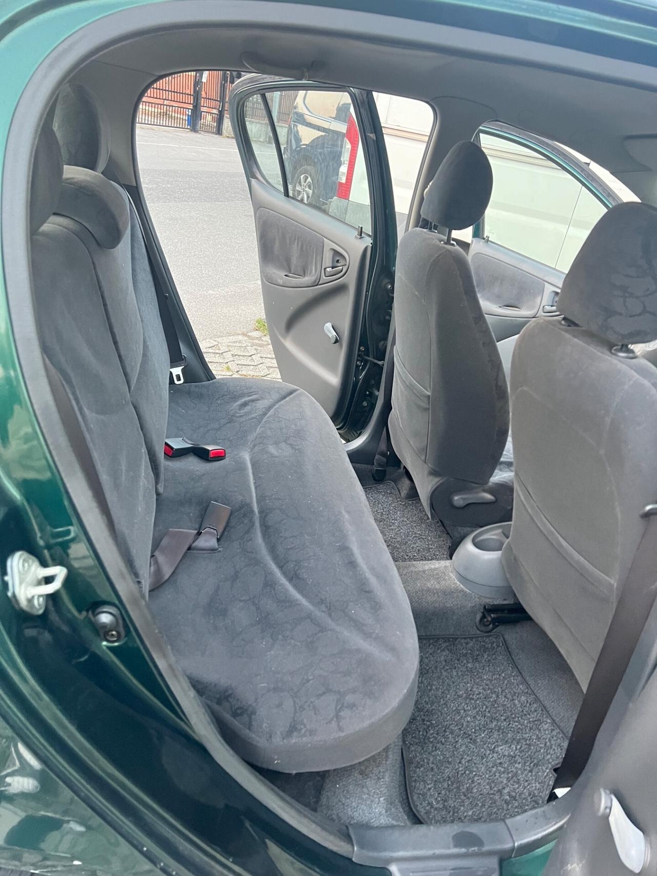 Toyota Yaris 1.0i 16V cat 5 porte Sol