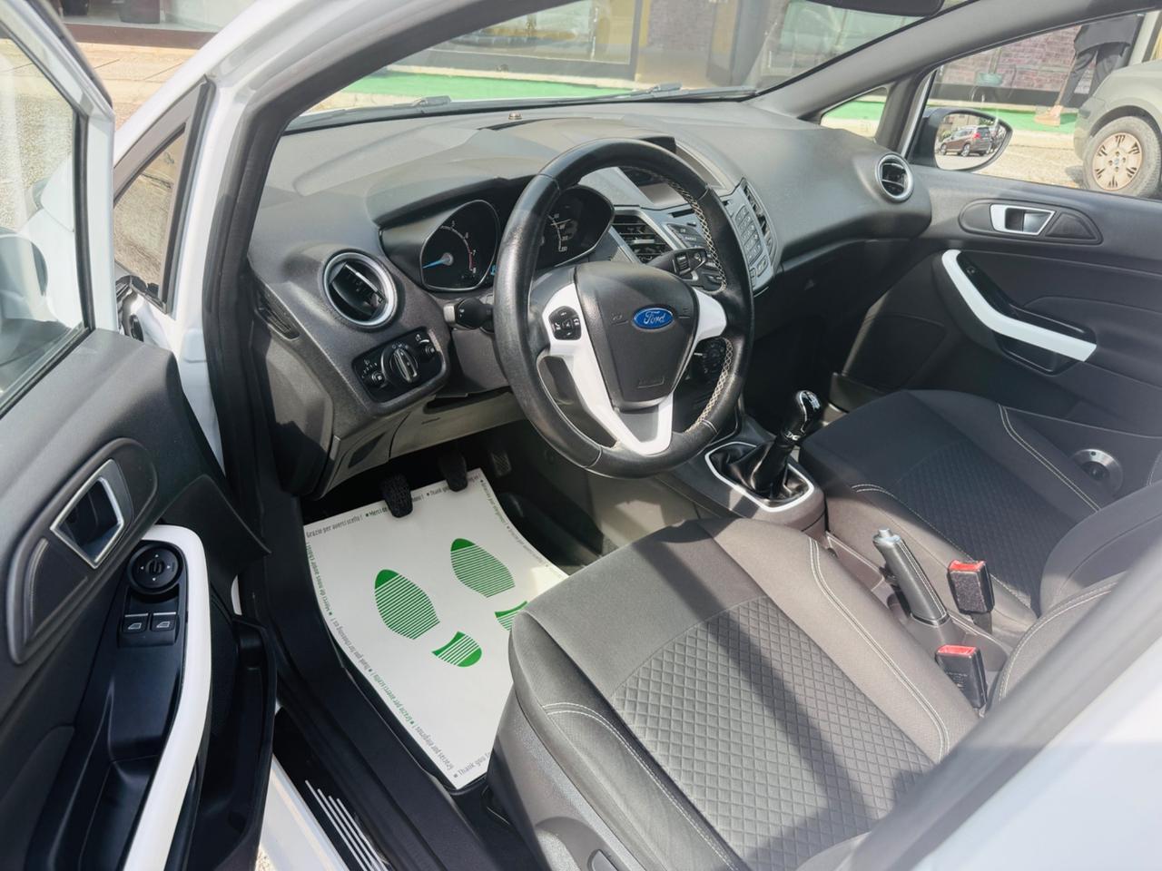 Ford Fiesta 1.2 B/GPL 82CV Black & White Edition