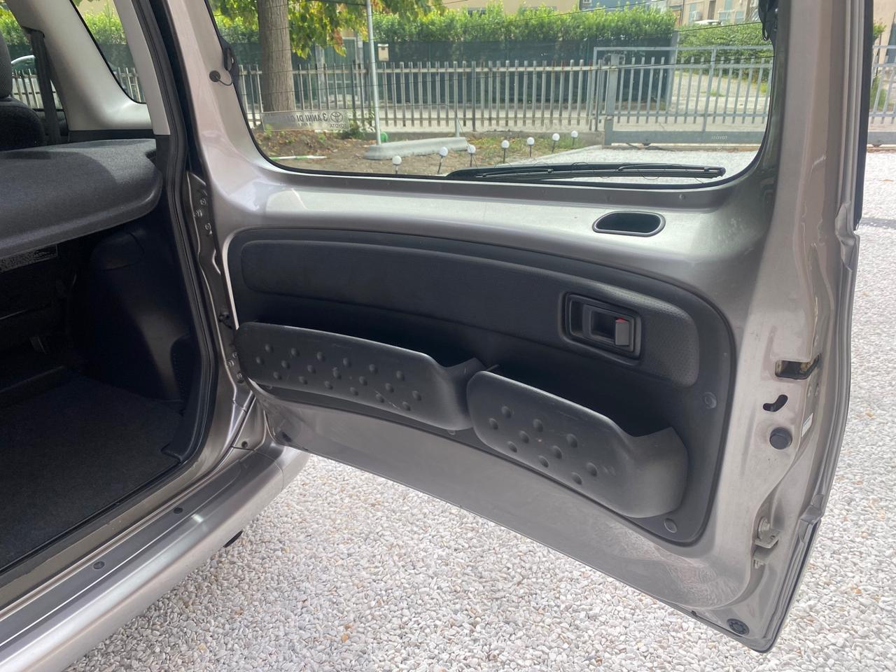 Toyota Yaris Verso 1.3i 16V cat Sol '03 NEOPATENTATI!!!