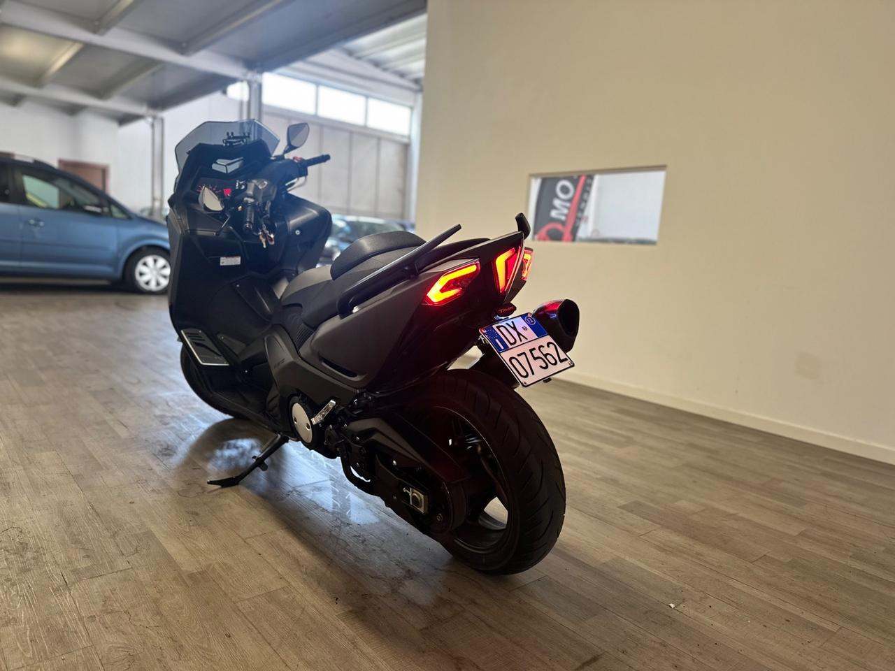 Yamaha TMAX 530 Iron Max SCARICO AKRAPOVIC