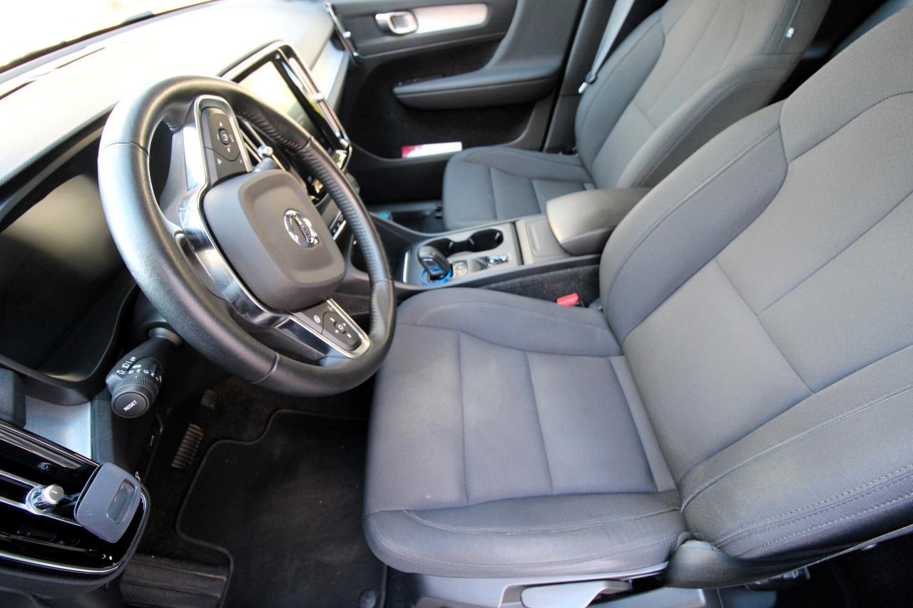 VOLVO XC40 MOMENTUM