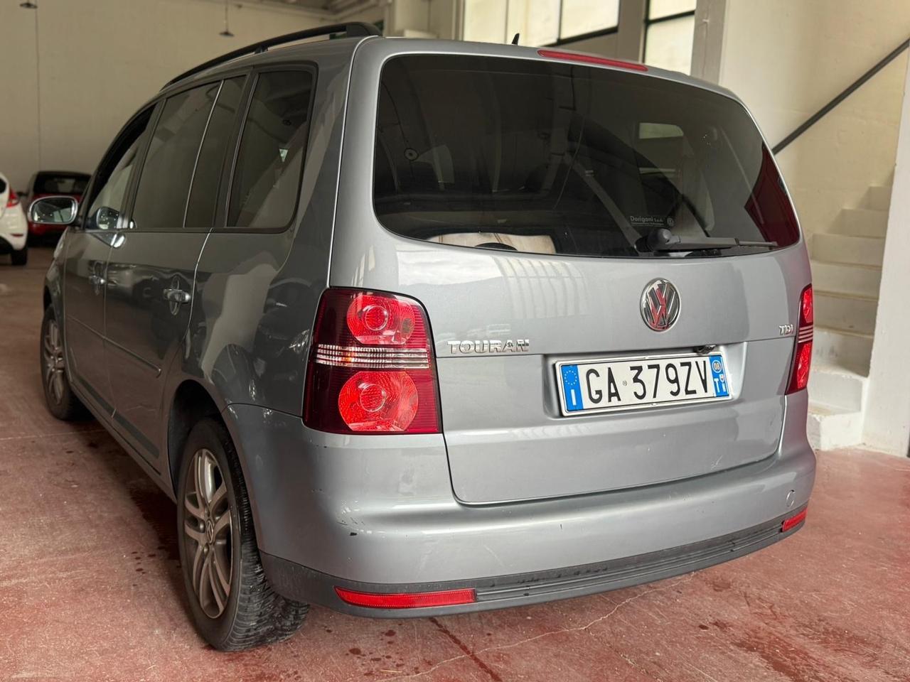 Volkswagen Touran 2.0 TDI DPF Highline 7 POSTI