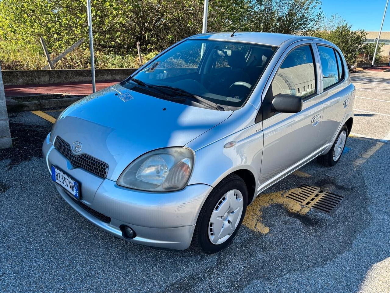 Toyota Yaris 1.3i 16V cat 5 porte SOL ADATTA AI NEOPATENTATI
