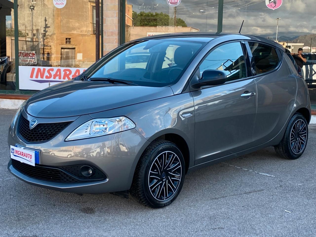 Lancia Ypsilon 1.0 FireFly 5 porte S&S Hybrid Ecochic Silver