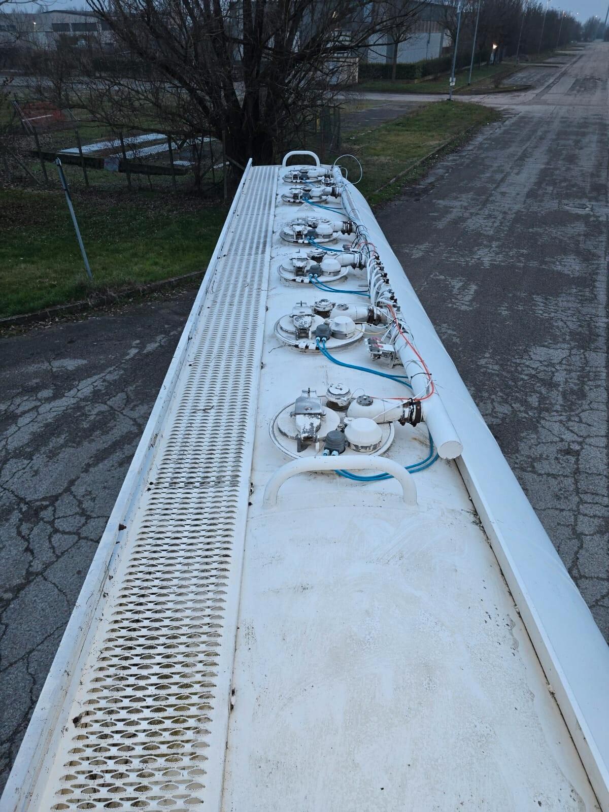 TRATTORE STRADALE RENAULT CON CISTERNA OMT