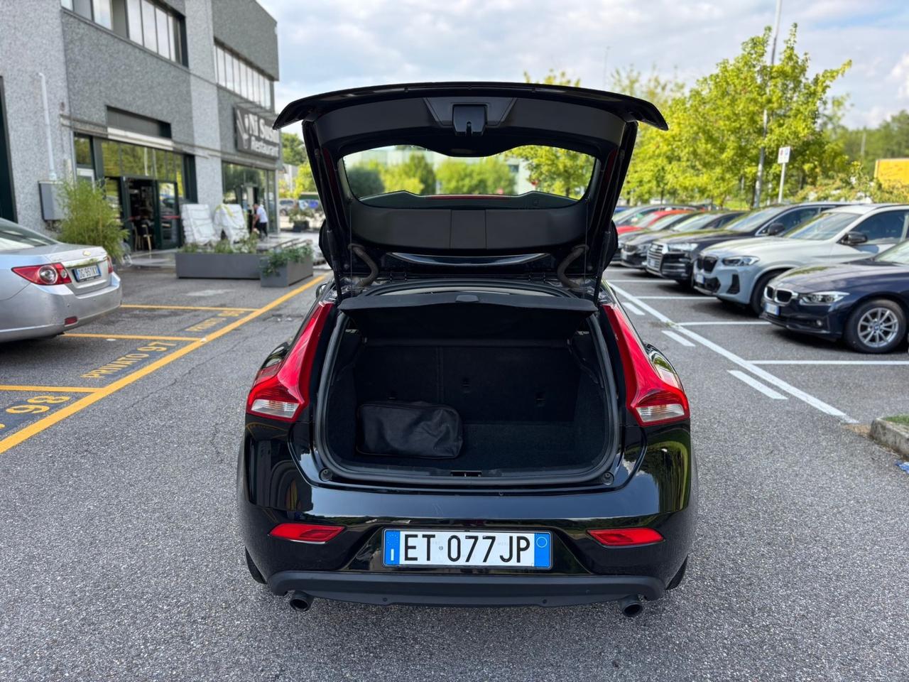 Volvo V40 T3 R-design Momentum