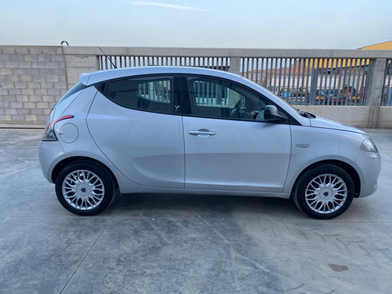 Lancia Ypsilon 1.2 69 CV 5 porte Silver