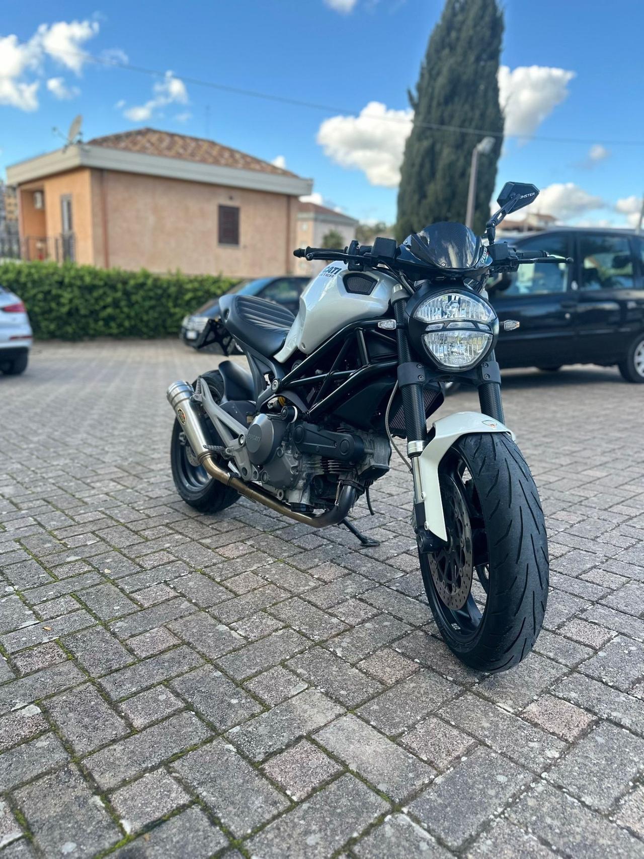 Ducati Monster 696