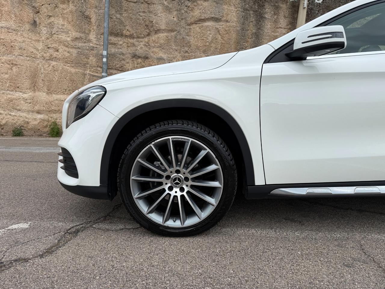 Mercedes GLA200 4MATIC 136/PREMIUM AMG/TETTO/19"