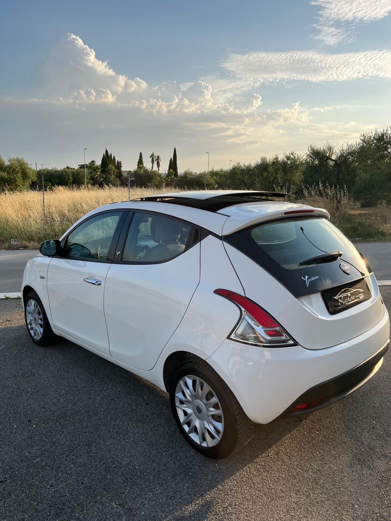 Lancia Ypsilon 1.2 69 CV 5 porte S&S Silver tetto panoramico