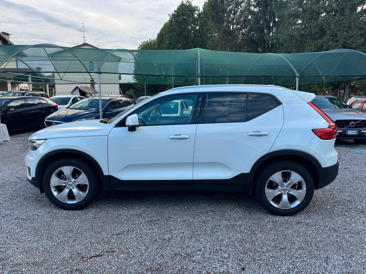 Volvo XC40 T2 automatico MOMENTUM PRO