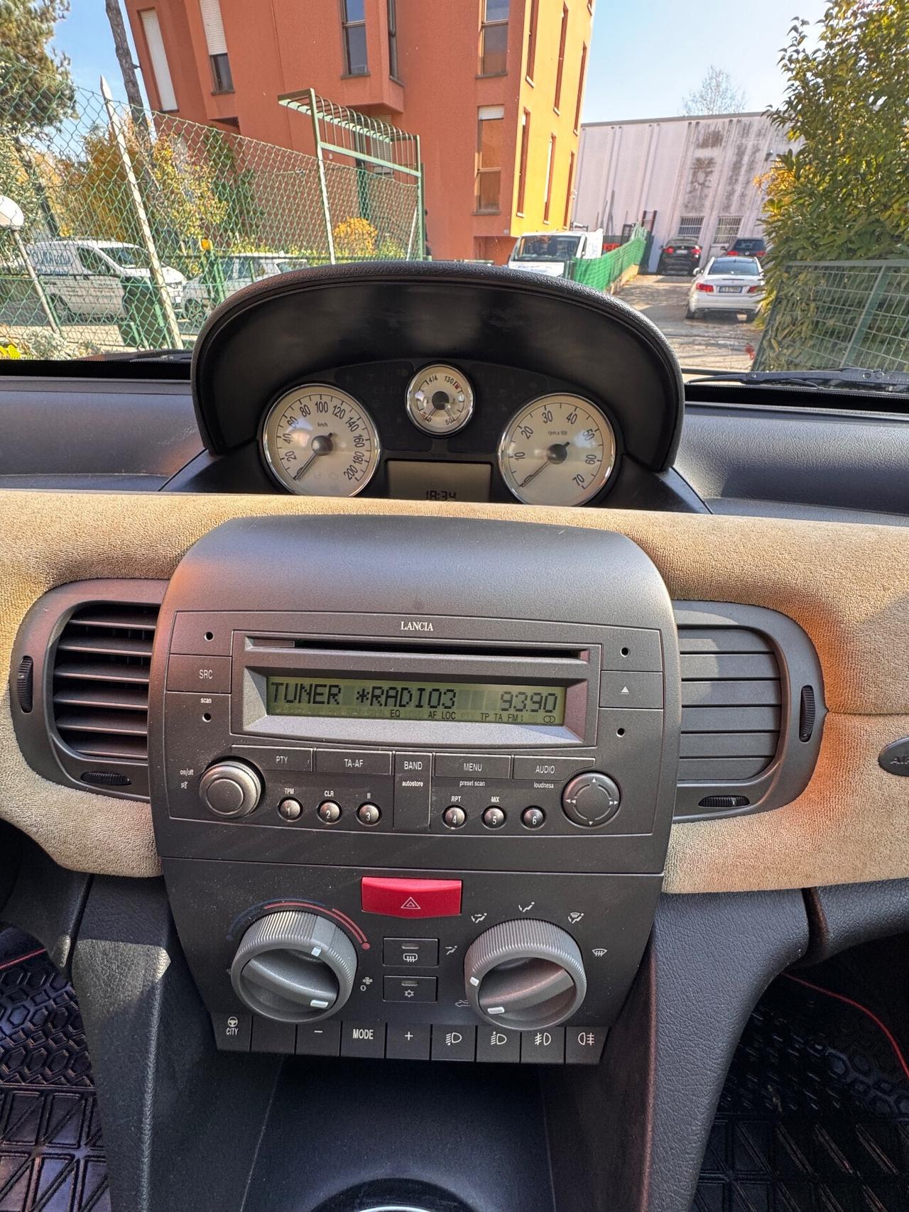 Lancia Ypsilon 1.2 16V Platino