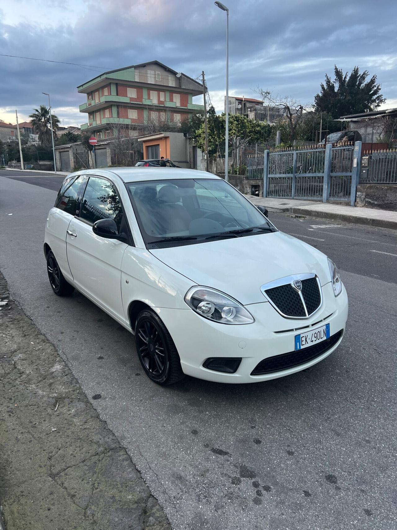 Lancia Ypsilon 1.3 MJT 75 CV Unyca