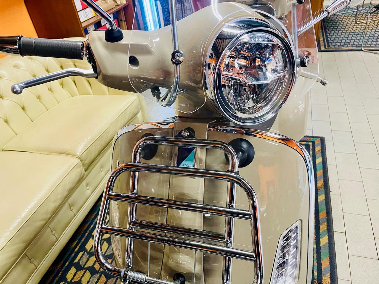 Piaggio GTS 300 BAULETTO PORTAPACCHI ANTERIORE