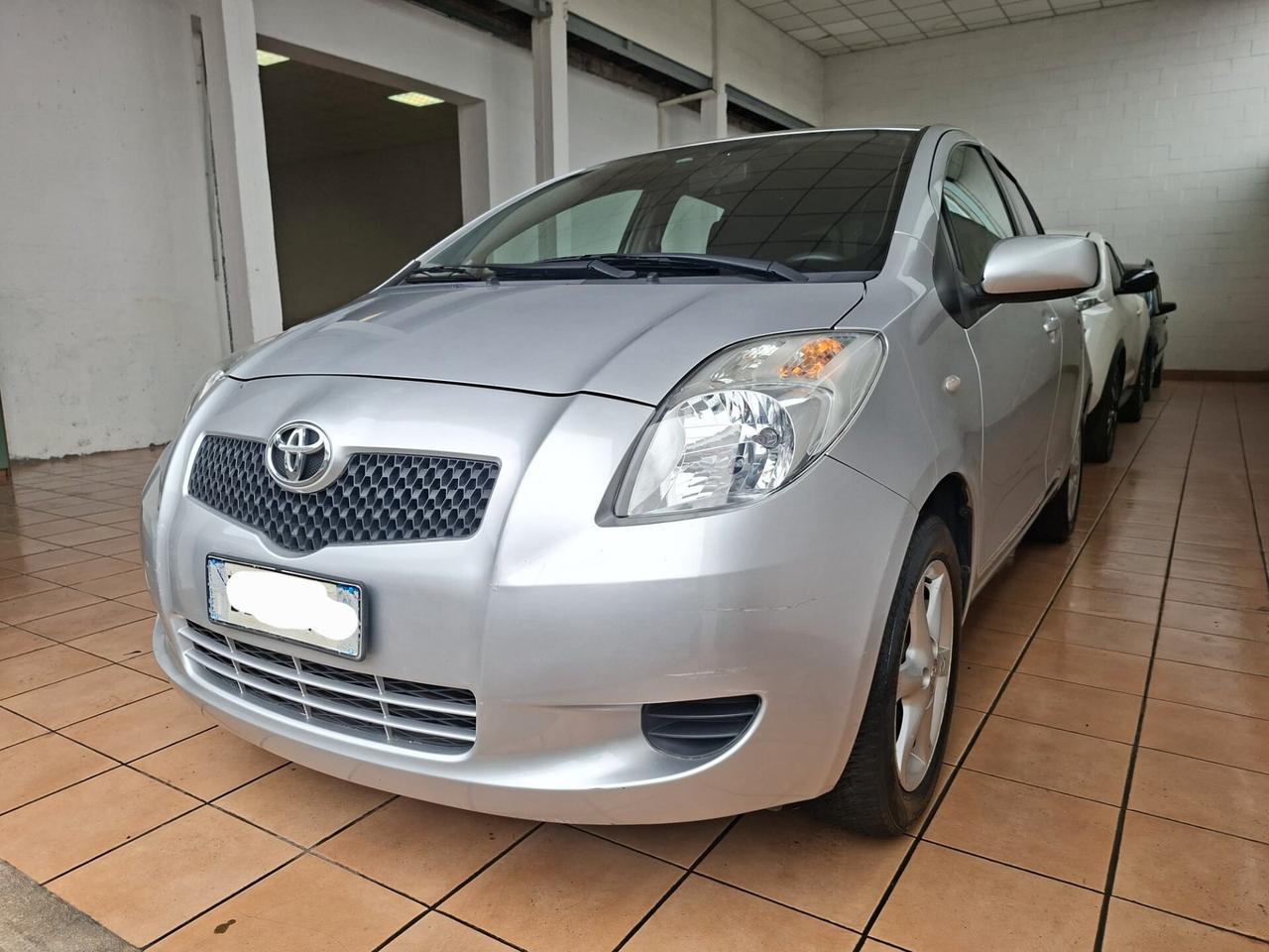 Toyota Yaris 5p 1.0 Sol, navi, telecamera, bluetooth.