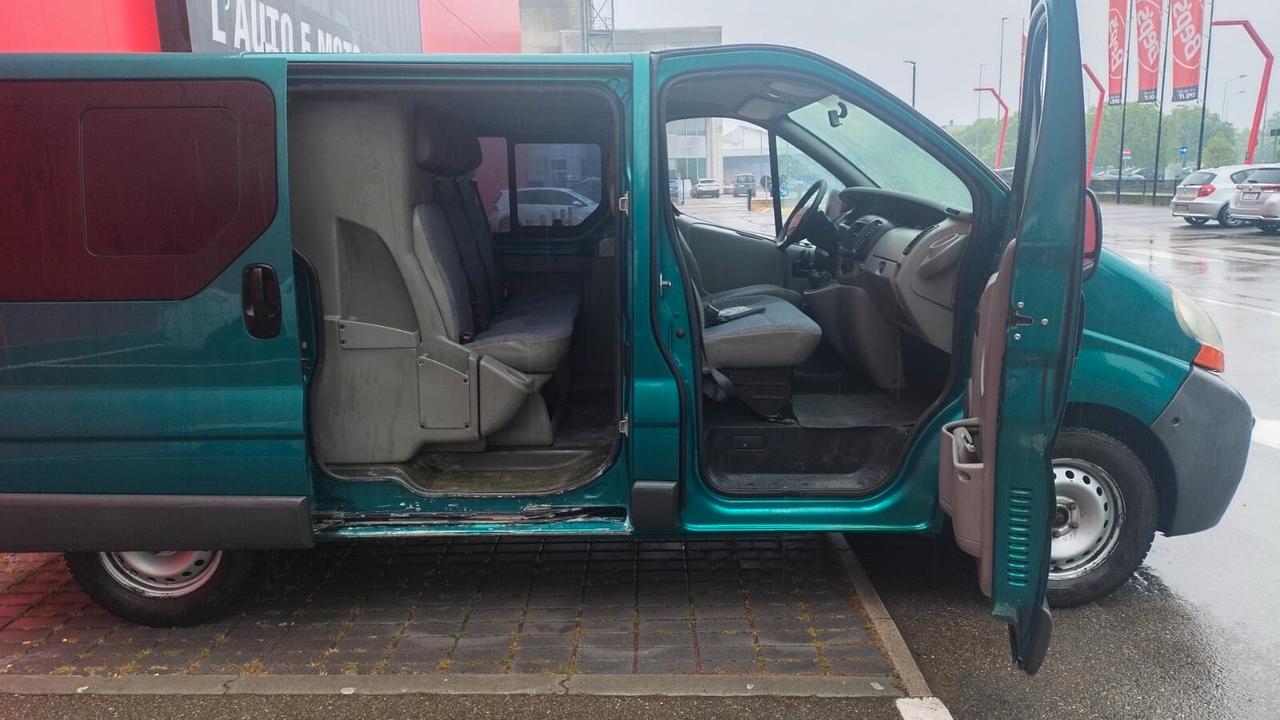 Renault Trafic 6 posti autocarro
