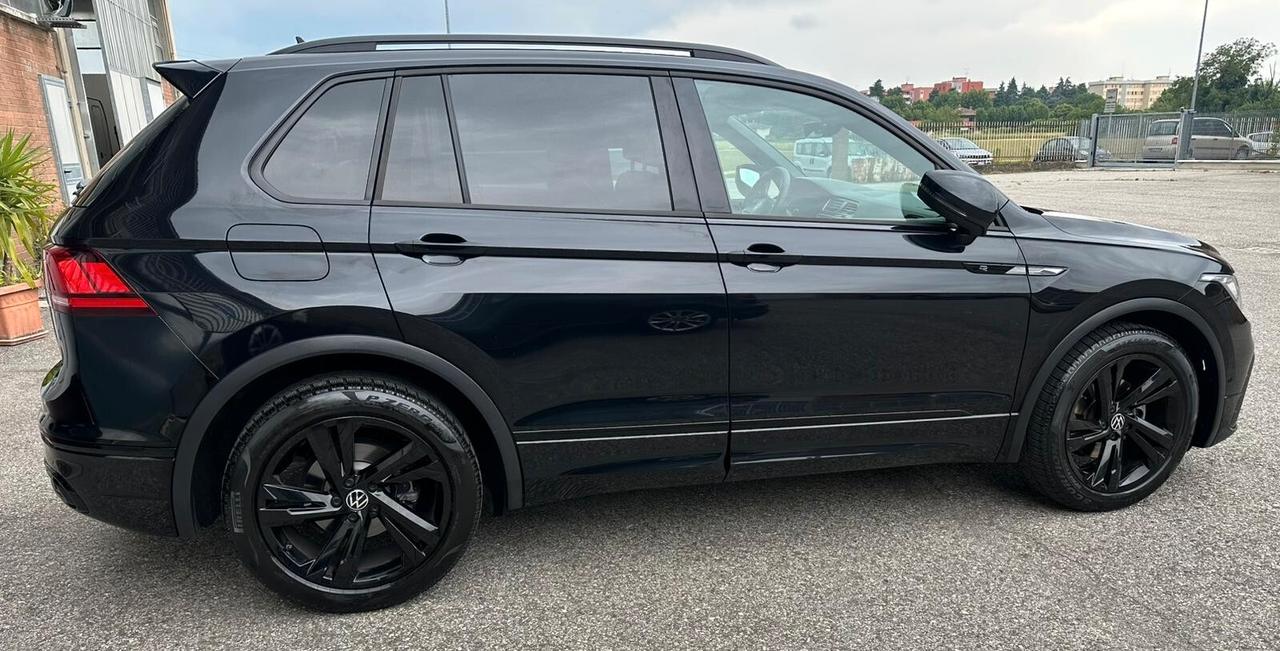 Volkswagen Tiguan 2.0 TDI 150 CV SCR DSG R-Line black pack