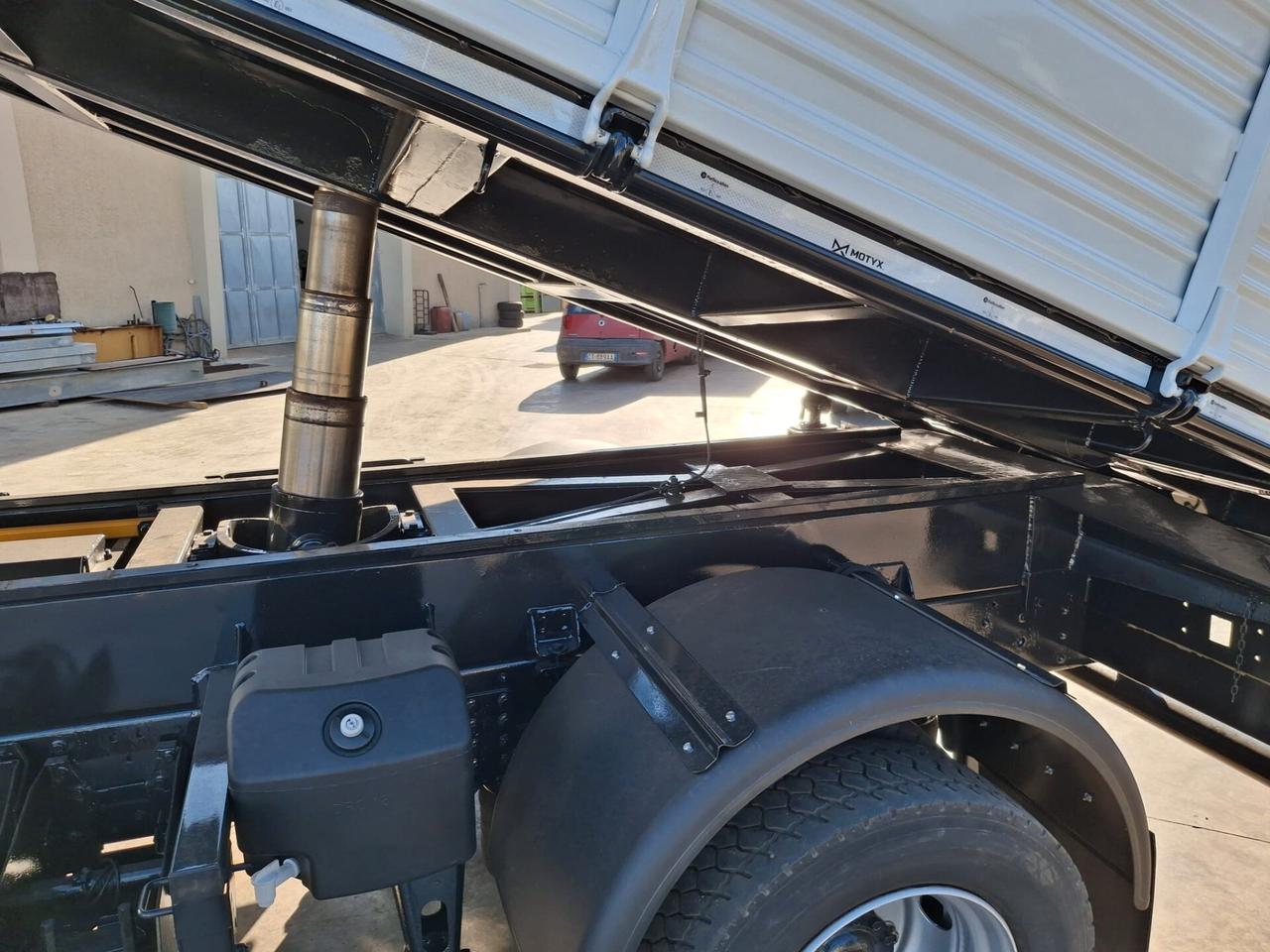 Iveco 120 e 25 ribaltabile passo 3105 con bloccaggio differenziale EURO 5