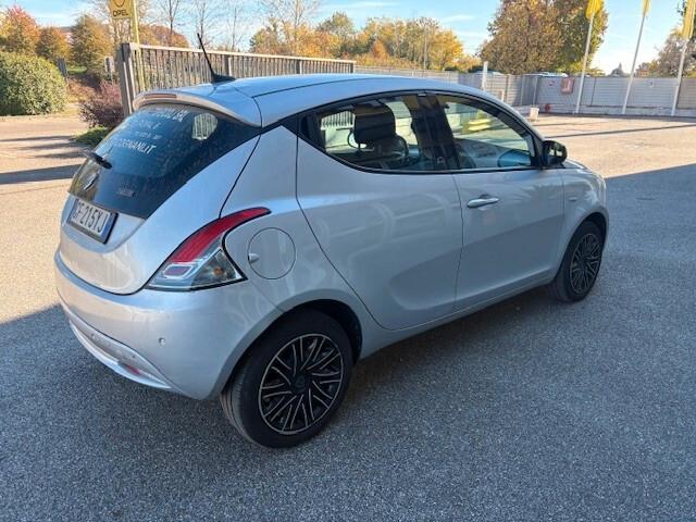 Lancia Ypsilon 1.0 FireFly 5 porte S&S Hybrid Ecochic Silver