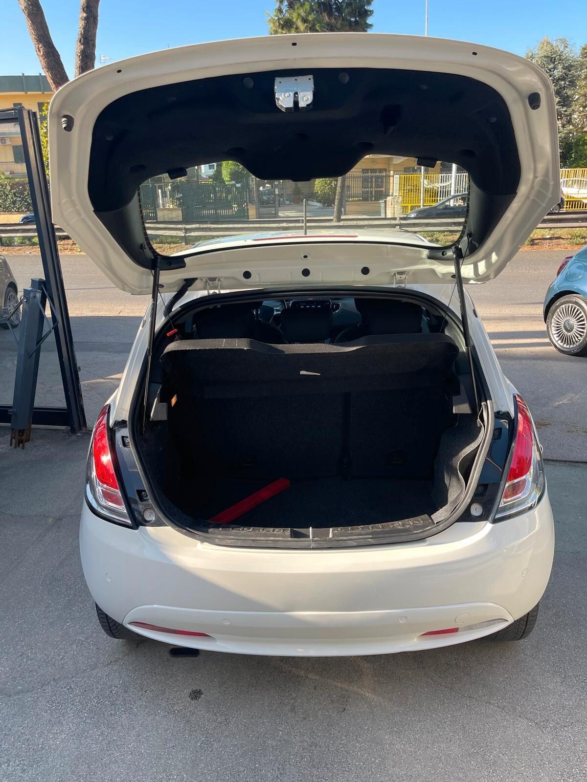 Lancia Ypsilon 1.0 FireFly 5 porte S&S Hybrid Ecochic Gold