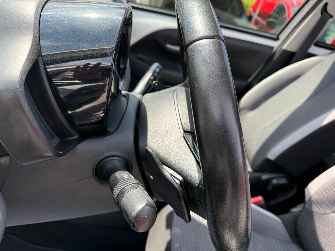 Toyota Aygo Connect 1.0 VVT-i 72 CV 5 porte x-clusiv red style Cabrio