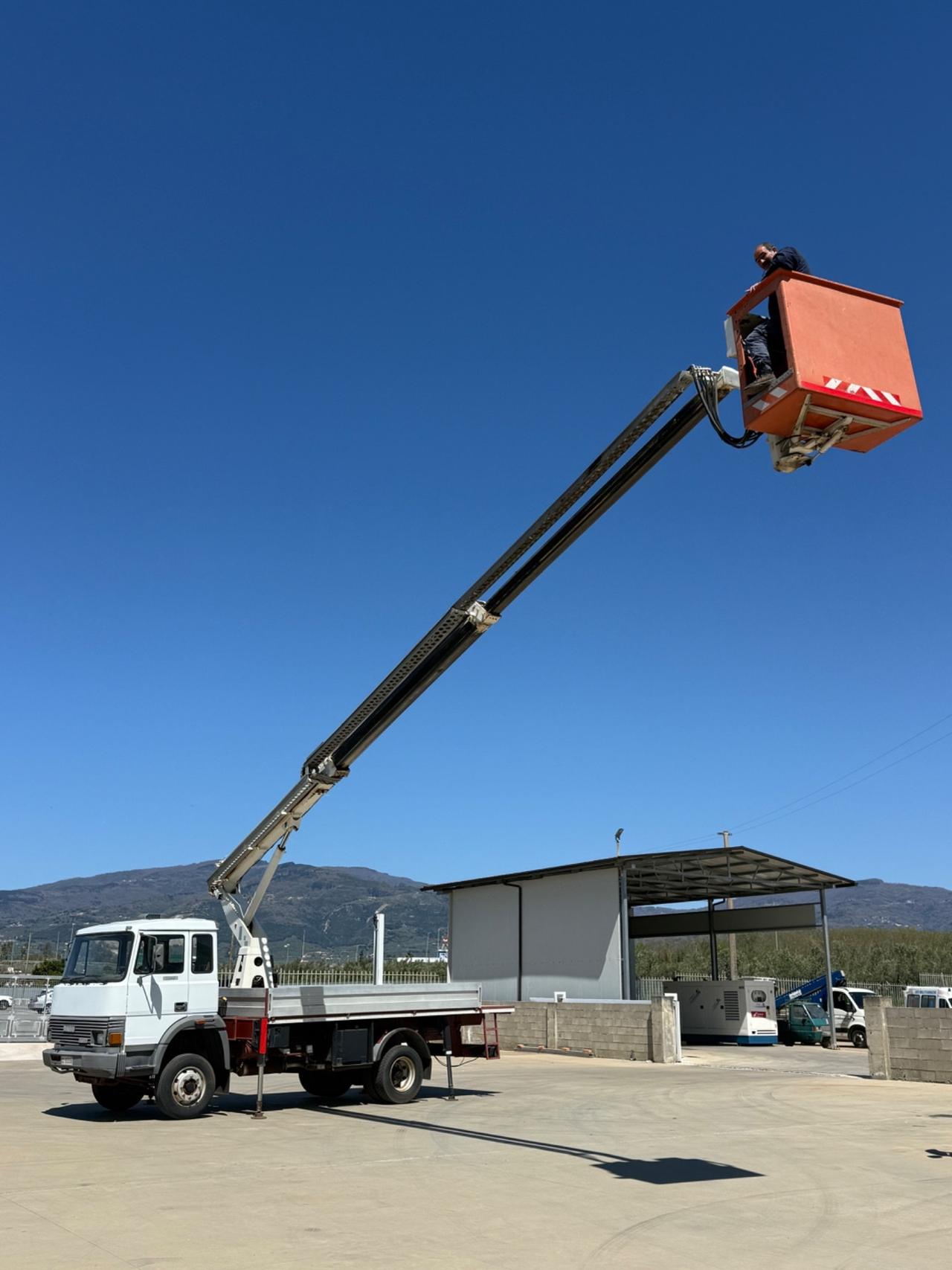 Iveco 115-17 PIATTAFORMA BIZZOCCHI 18 Mt