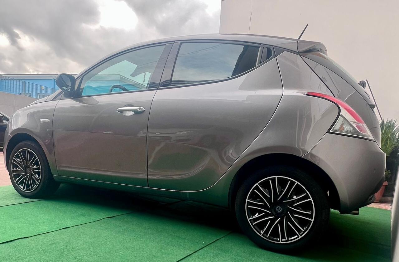 Lancia Ypsilon 1.0 FireFly 5 porte S&S Hybrid Gold Plus