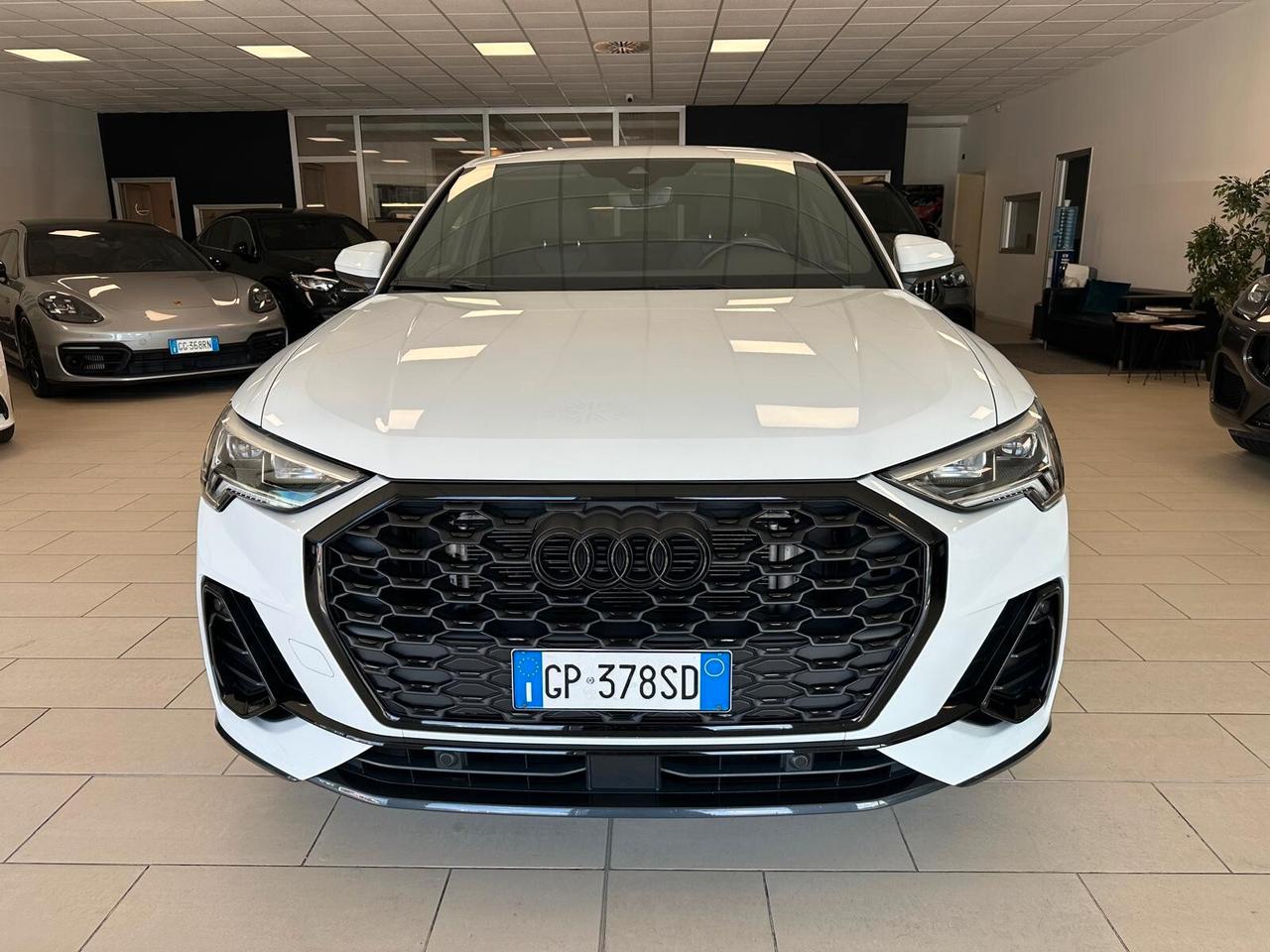 Audi Q3 SPB 35 TDI S tronic line edition Interno ed Esterno Luci Ambiente