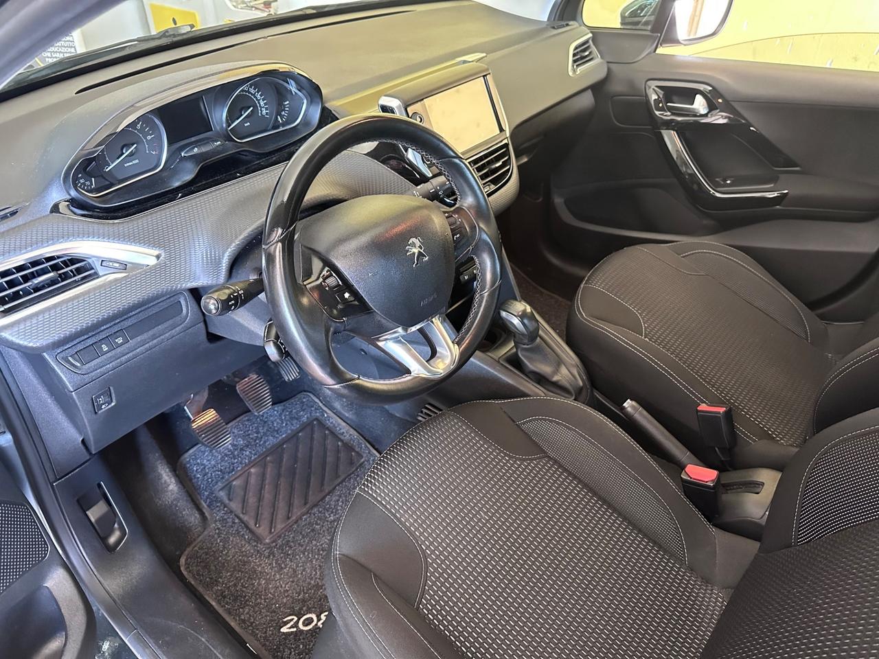 Peugeot 208 1.2benz. Allure