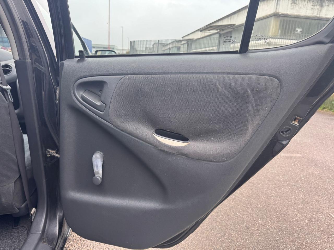 Toyota Yaris 1.0i 16V cat 5 porte Sol