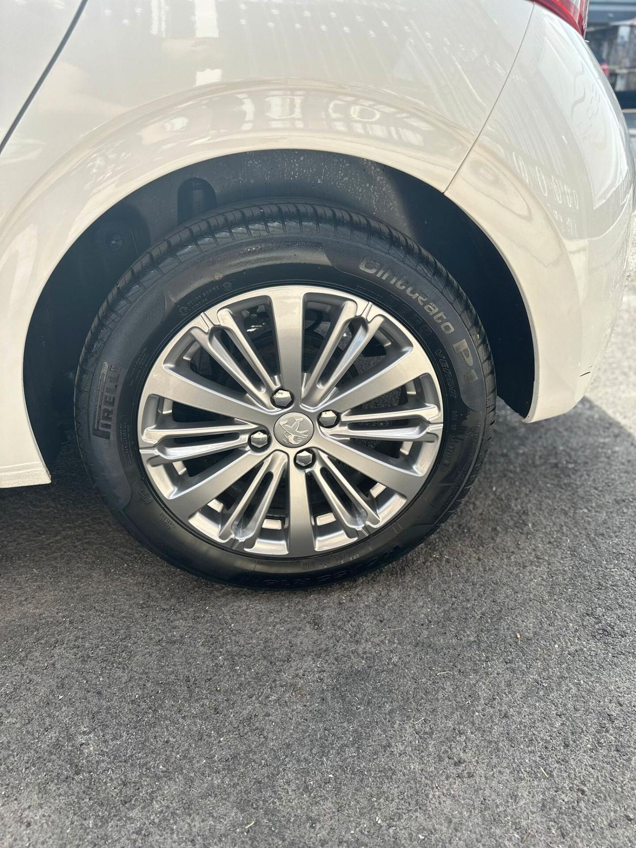 Peugeot 208 PureTech 82 5p. GPL Allure