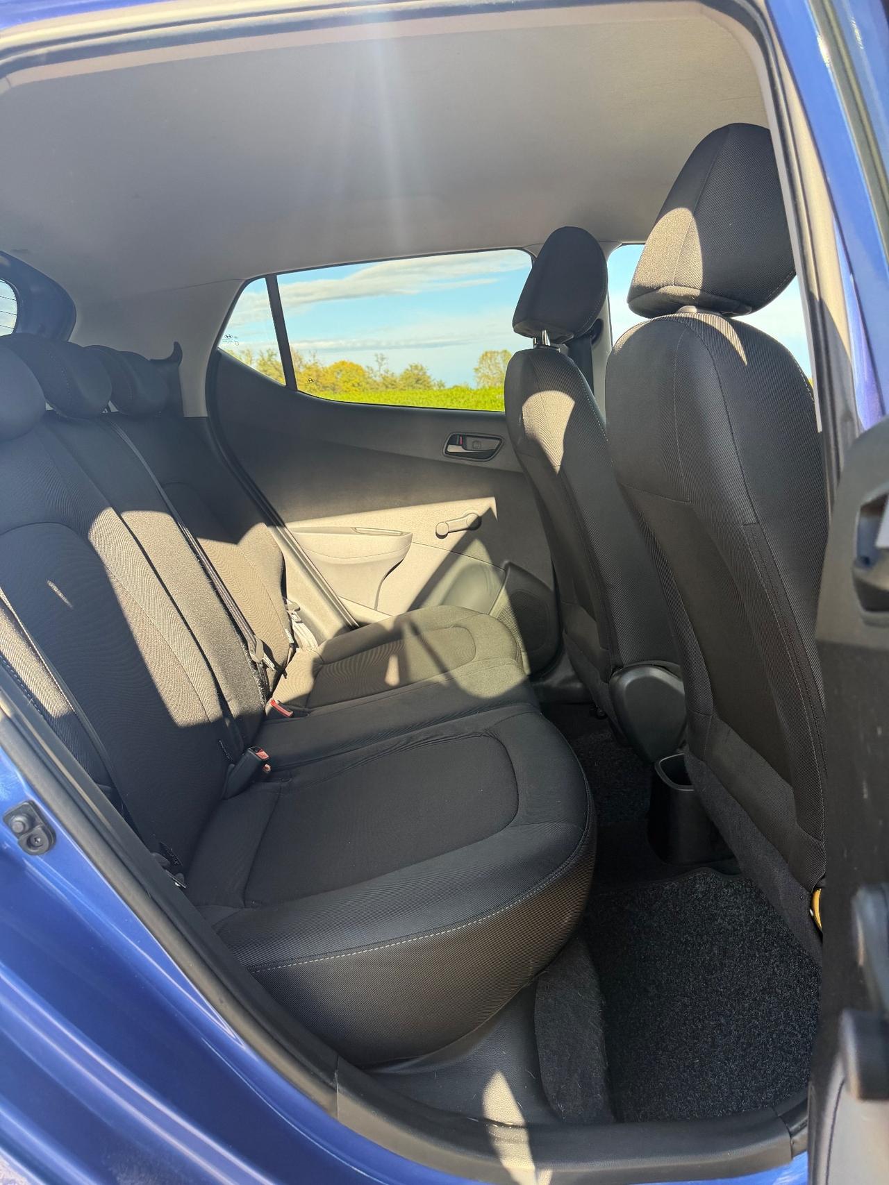 Hyundai i10 .