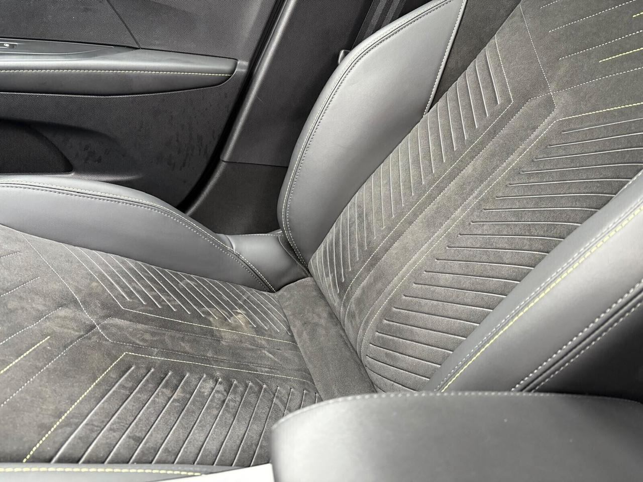 Peugeot 208 GT Hybrid 136 e-DCS6 SPOTICAR