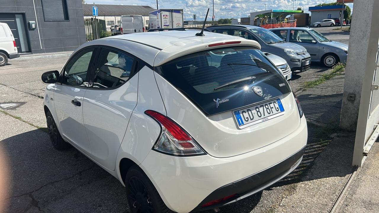Lancia Ypsilon 1.0 FireFly 5 porte S&S Hybrid Ecochic Silver