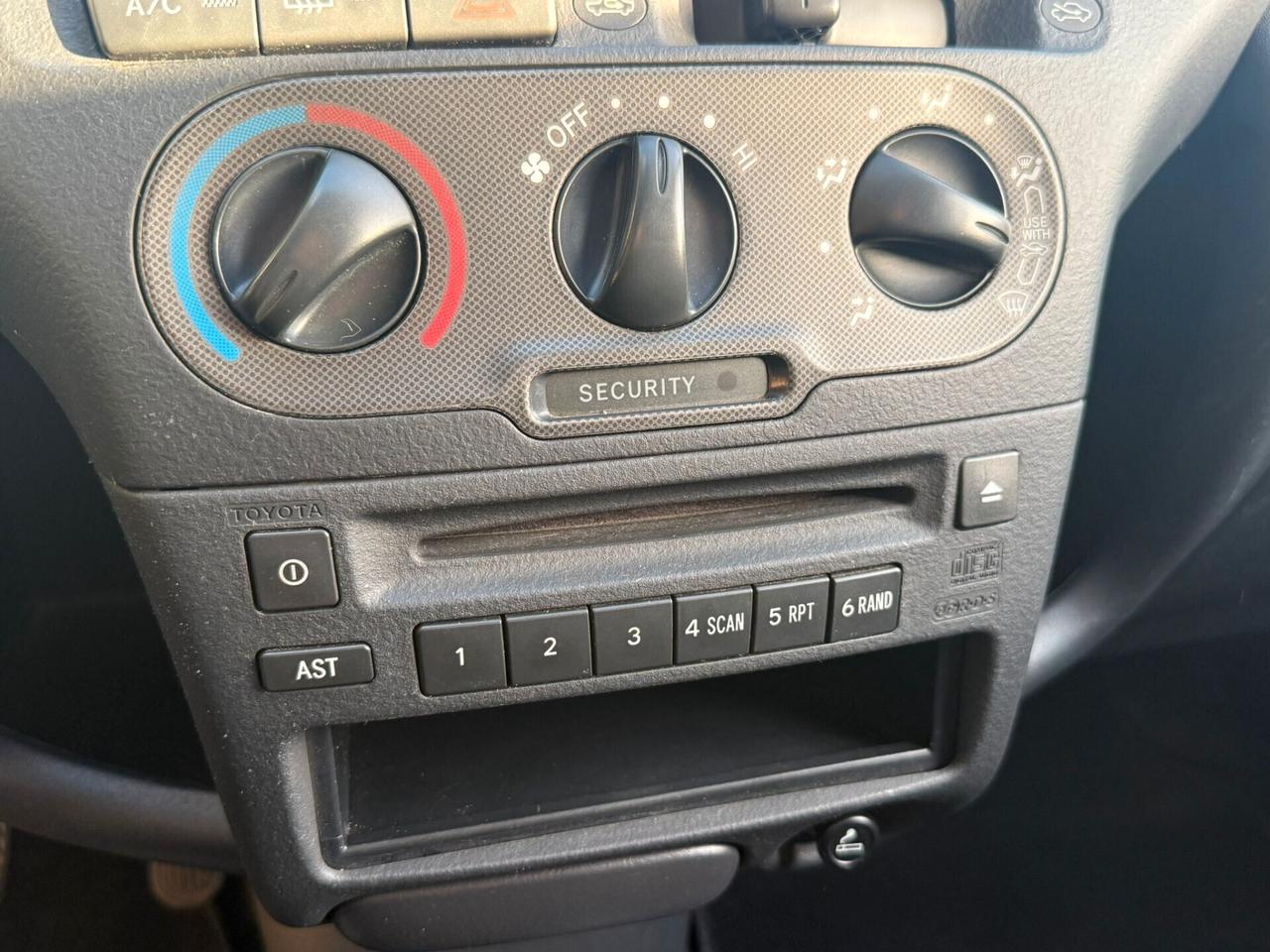 Toyota Yaris 1.0i 16V cat 5 porte Sol