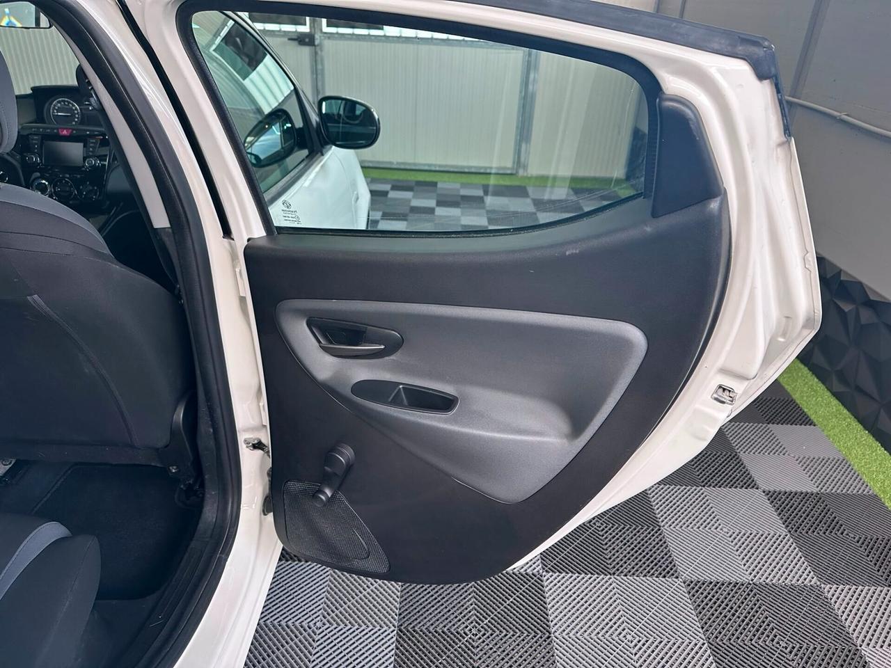 Lancia Ypsilon 1.2 69 CV 5 porte Platinum