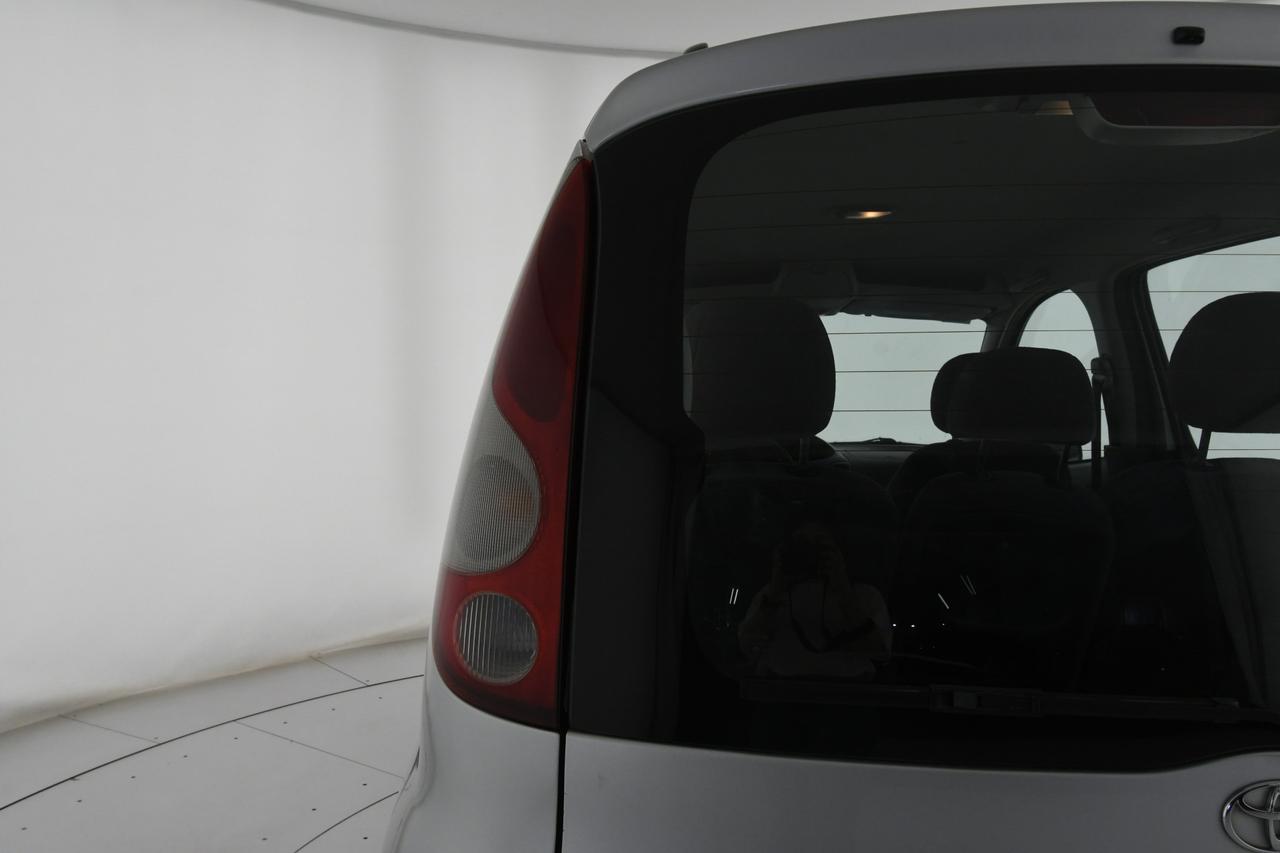 TOYOTA Yaris Verso 1.3 Luna X COMMERCIANTI