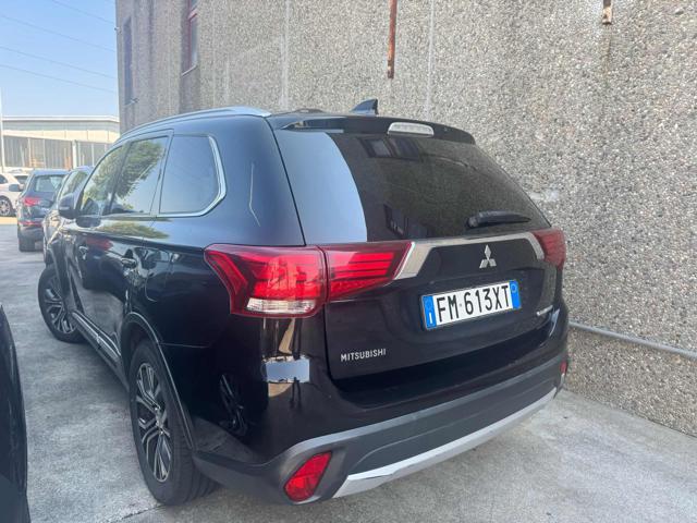 MITSUBISHI Outlander 2.2 DI-D 4WD Instyle Plus SDA 7 posti