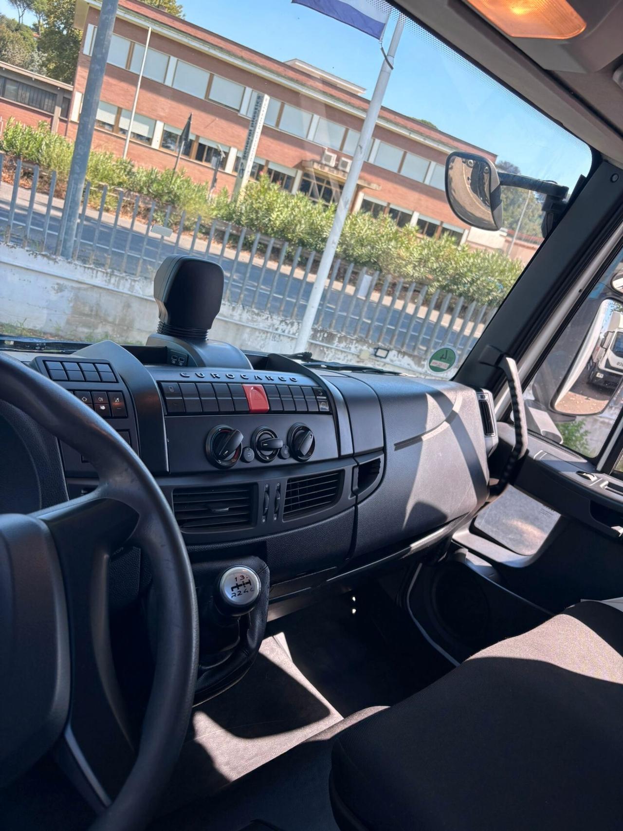 Iveco Eurocargo 80E210 furgone con sponda motore euro 6